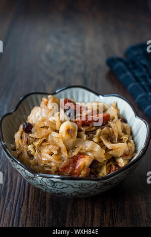 Insalata di cavolo con le cipolle caramellate e pomodori secchi e le uve secche di Corinto. Tradizionale cibo organico. Foto Stock