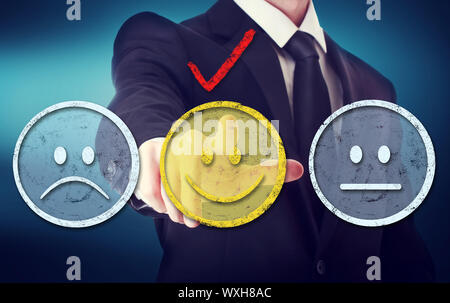 Uomo di affari un puntamento gialli Smiley face Foto Stock