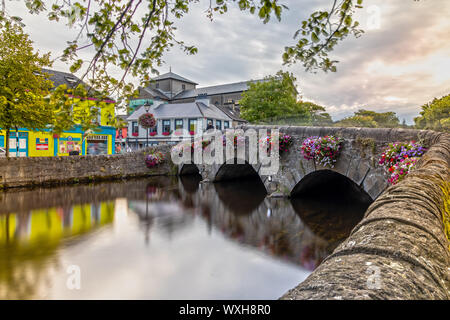 Westport ponte sopra il fiume Carrowbeg in Irlanda Foto Stock