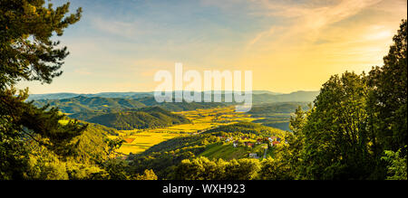 In autunno il panorama del paesaggio di vigneti su una campagna austriaca durante il tramonto in Kitzeck im Sausal Foto Stock