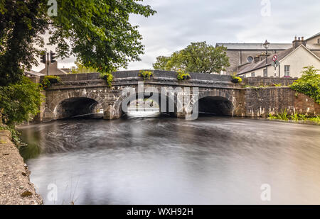 Westport ponte sopra il fiume Carrowbeg in Irlanda Foto Stock