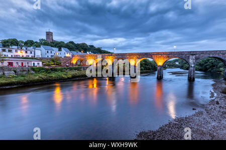 Il Newport viadotto nella contea di Mayo vicino a Westport, Irlanda di notte Foto Stock