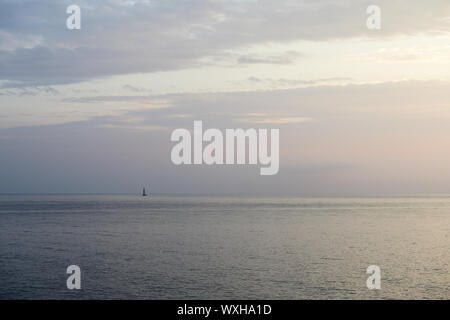 Bel mattino seascape in Sicilia. Cefalù, Italia Foto Stock