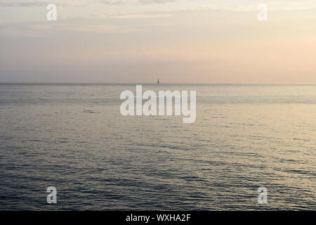 Bel mattino seascape in Sicilia. Cefalù, Italia Foto Stock