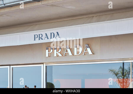 MONTE CARLO, Monaco - Agosto 19, 2016: Prada fashion store di lusso segno d'argento in Monte Carlo, Monaco. Foto Stock