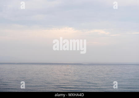 Bel mattino seascape in Sicilia. Cefalù, Italia Foto Stock