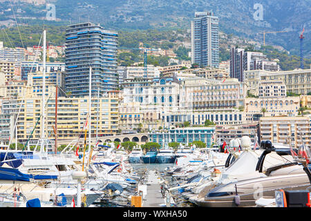 MONTE CARLO, Monaco - Agosto 20, 2016: Monte Carlo il porto e lo sfondo di edifici in un giorno di estate in Monte Carlo, Monaco. Foto Stock