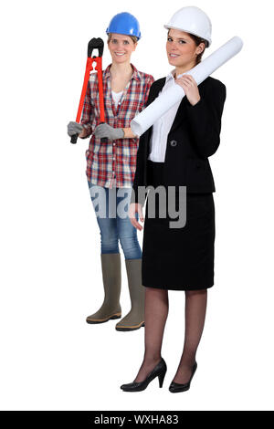 Architetto femmina e lavoratore manuale Foto Stock