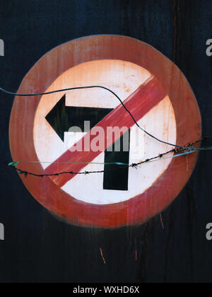 Cartello stradale non girare a sinistra Foto Stock