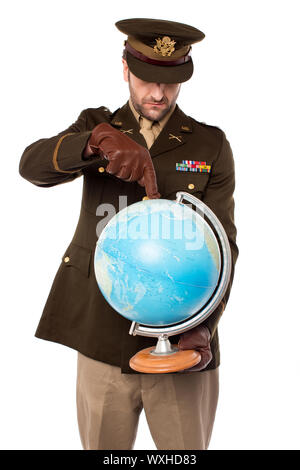 Ufficiale militare azienda mappa del globo Foto Stock