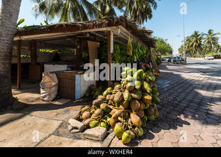 Salalah, Oman - 12 Novembre 2017: Strada bancarelle che vendono frutti come banane e noci di cocco in Salalah, provincia di Dhofar, Oman. Foto Stock