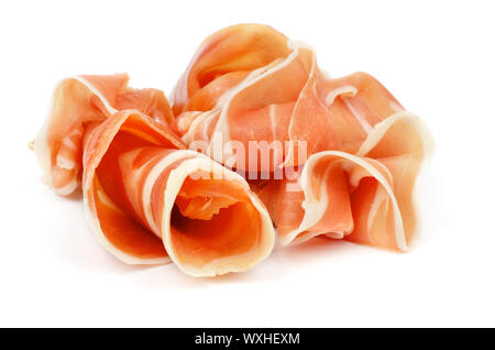 Arricciato fette di prosciutto deliziosi isolati su sfondo bianco Foto Stock