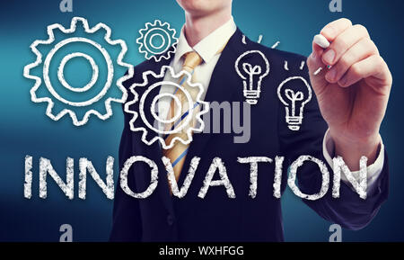 Uomo d affari con il concetto di innovazione di lampadine e ingranaggi Foto Stock