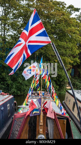 Union Jack flag e altri su un narrowboat Foto Stock