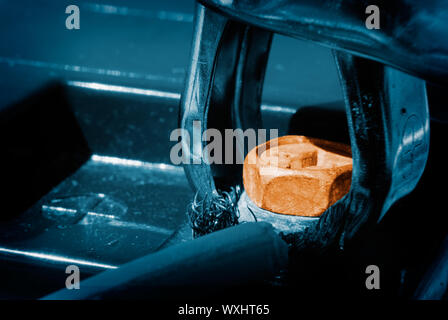 Un supporto con clip su una batteria e di caricarla Foto Stock