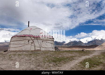 Tradizionale yurta presso la riva del Lago Karakul, nella provincia di Xinjiang, Cina Foto Stock