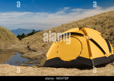 Tenda e il piccolo lago di alta montagna. Foto Stock