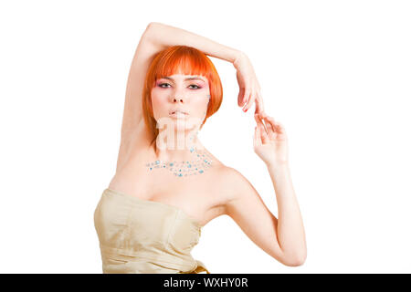 Bella rossa ragazza caucasica con strass e braccia attorno alla sua testa, isolato Foto Stock
