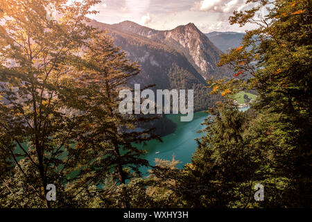 Panorama idilliaco Konigssee, uno splendido lago alpino in Baviera, Germania Foto Stock