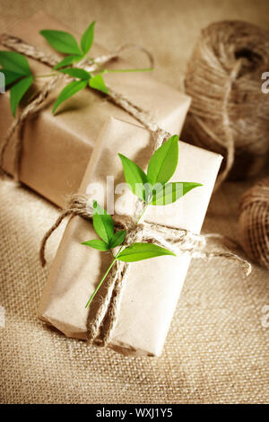 Lo stile naturale artigianalmente scatole regalo con spago rustico su tela Foto Stock