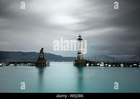 Faro e ingresso del porto, Lindau, Lago di Costanza, Baviera, Germania Foto Stock