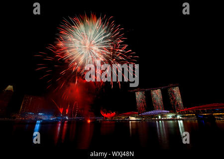 Fuochi d'artificio su Marina Bay a Singapore Foto Stock