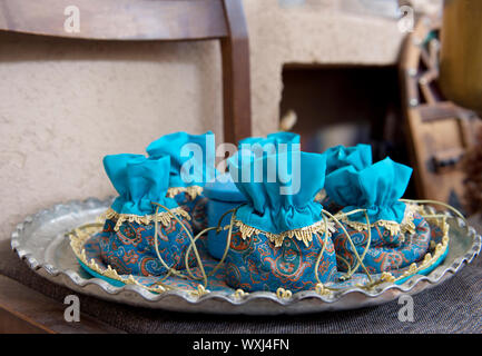 Fatte a mano sacchi riempiti con lo zafferano tè presso un mercato delle spezie, Iran Foto Stock