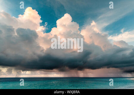 Tropical Strom oltre oceano, Maldive Foto Stock