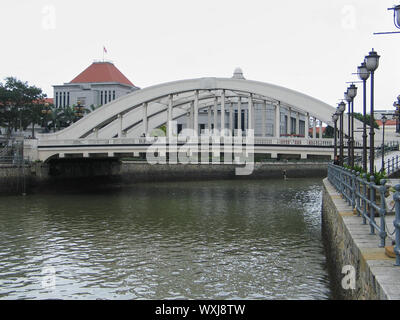 Una vista sul Fiume Singapore di Elgin Bridge. Riverwalk,Singapore, Singapore, 29/11/2004. Foto Stock