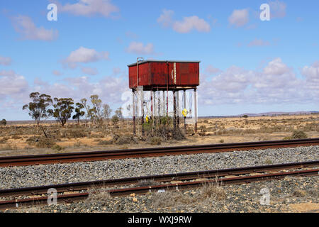 Stazione ferroviaria serbatoio acqua in un paesaggio Outback lungo la barriera autostrada Foto Stock