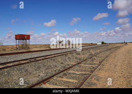 I binari ferroviari in esecuzione attraverso un paesaggio Outback Foto Stock