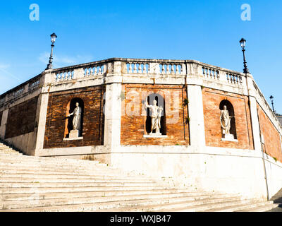 Scale e la parete della terrazza in Quirinale - Roma, Italia Foto Stock