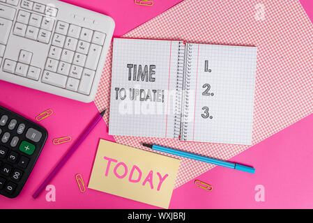 La scrittura della nota che mostra il tempo di aggiornamento. Il concetto di business per questo momento giusto per fare qualcosa di più per scrivere moderne attrezzature e computer posto degli animali Foto Stock