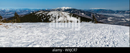 Spettacolare panorama di montagna con molte colline e picchi da Mincol hill in Mala Fatra montagne in Slovacchia durante la giornata invernale con cielo chiaro Foto Stock