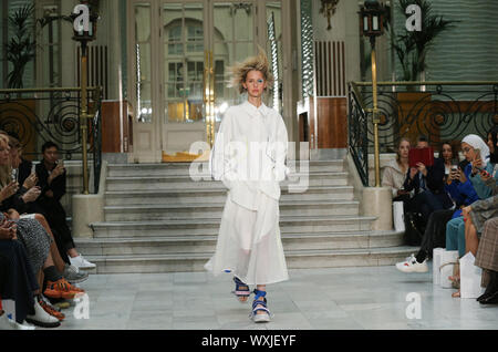 I modelli in passerella a Jamie Wei Huang Primavera/Estate 2020 London Fashion Week presso il Waldorf Hilton, Aldwych, a Londra. Foto Stock