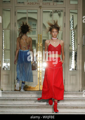 I modelli in passerella a Jamie Wei Huang Primavera/Estate 2020 London Fashion Week presso il Waldorf Hilton, Aldwych, a Londra. Foto Stock