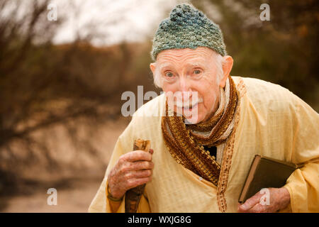 Uomo Saggio predicare nel deserto alta Foto Stock