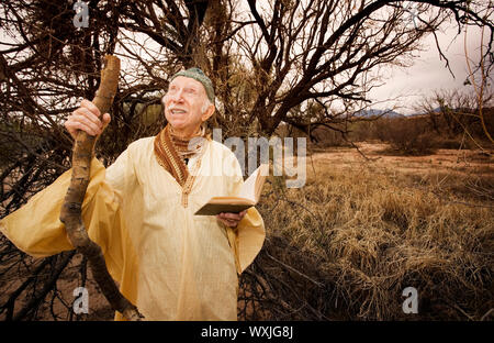 Uomo Saggio predicare nel deserto alta Foto Stock