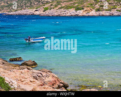 Boat on turquoise water,  beautiful beach of Agia (Saint) Dynami (Force) in Chios island, Greece. Foto Stock