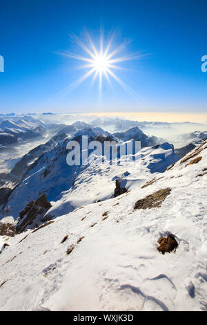 Vista dal Monte Saentis (2502 m), la montagna più alta dell'Alpstein massiccio. Appenzell, Foto Stock