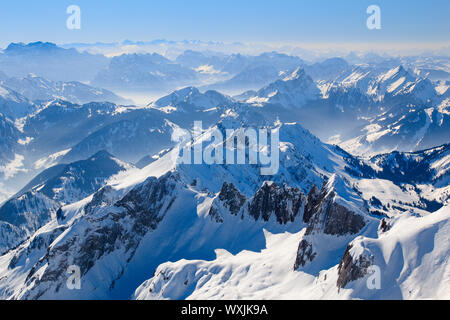 Vista dal Monte Saentis (2502 m), la montagna più alta dell'Alpstein massiccio. Appenzell, Foto Stock