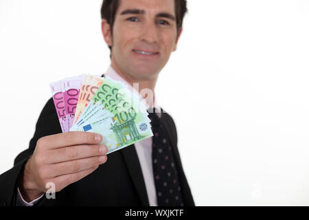 Uomo con una gamma di biglietti in mano Foto Stock