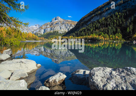 Lago di montagna Lac de Derborence e la montagna Mont Gond. Vallese, Svizzera Foto Stock
