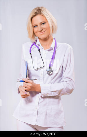 Bellissima femmina medico su sfondo blu Foto Stock