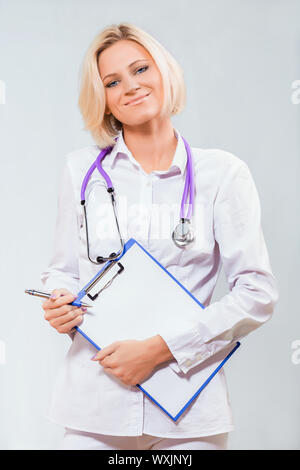 Medico donna con una clipboard Foto Stock