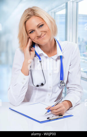 Femmina fryendly medico a hte tabella Foto Stock