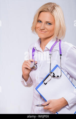 Sorridente donna medico medico Foto Stock