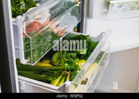 Libero di plastica le carote, pomodori, funghi,banane,insalata di spinaci, sedano, mele in frigo. Rifiuti Zero a fare la spesa. Ortaggi freschi in aperto dra Foto Stock