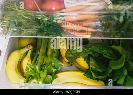 Libero di plastica le carote, pomodori, funghi,banane,insalata di spinaci, sedano, mele in frigo. Rifiuti Zero a fare la spesa. Ortaggi freschi in aperto dra Foto Stock