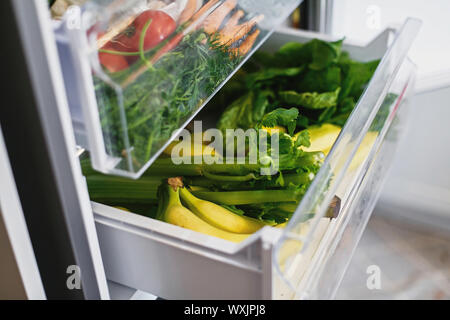 Libero di plastica le carote, pomodori, funghi,banane,insalata di spinaci, sedano, mele in frigo. Rifiuti Zero a fare la spesa. Ortaggi freschi in aperto dra Foto Stock